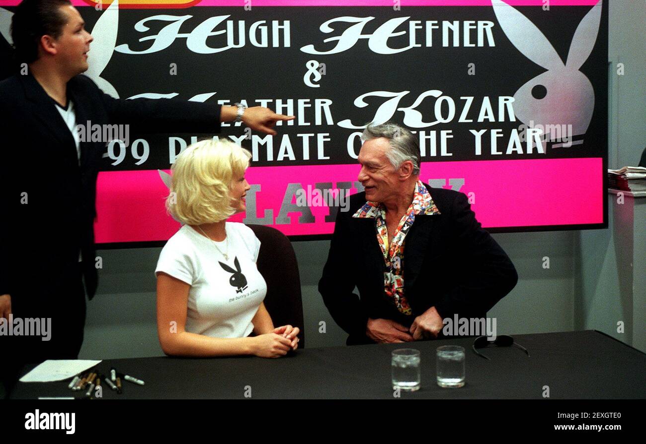 Hugh Hefner Mai 1999 und 1999 Playmate des Jahres Heather Kozar bei einem Signing bei Tower Records in London Stockfoto