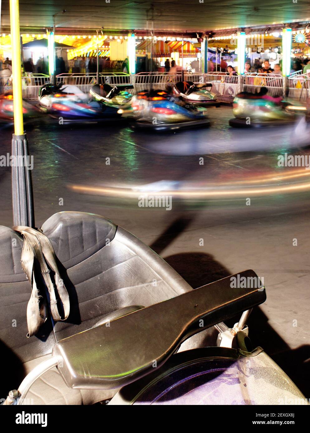 Ein Fahrzeug steht ungenutzt in Bumper Cars auf der Messe Stockfoto