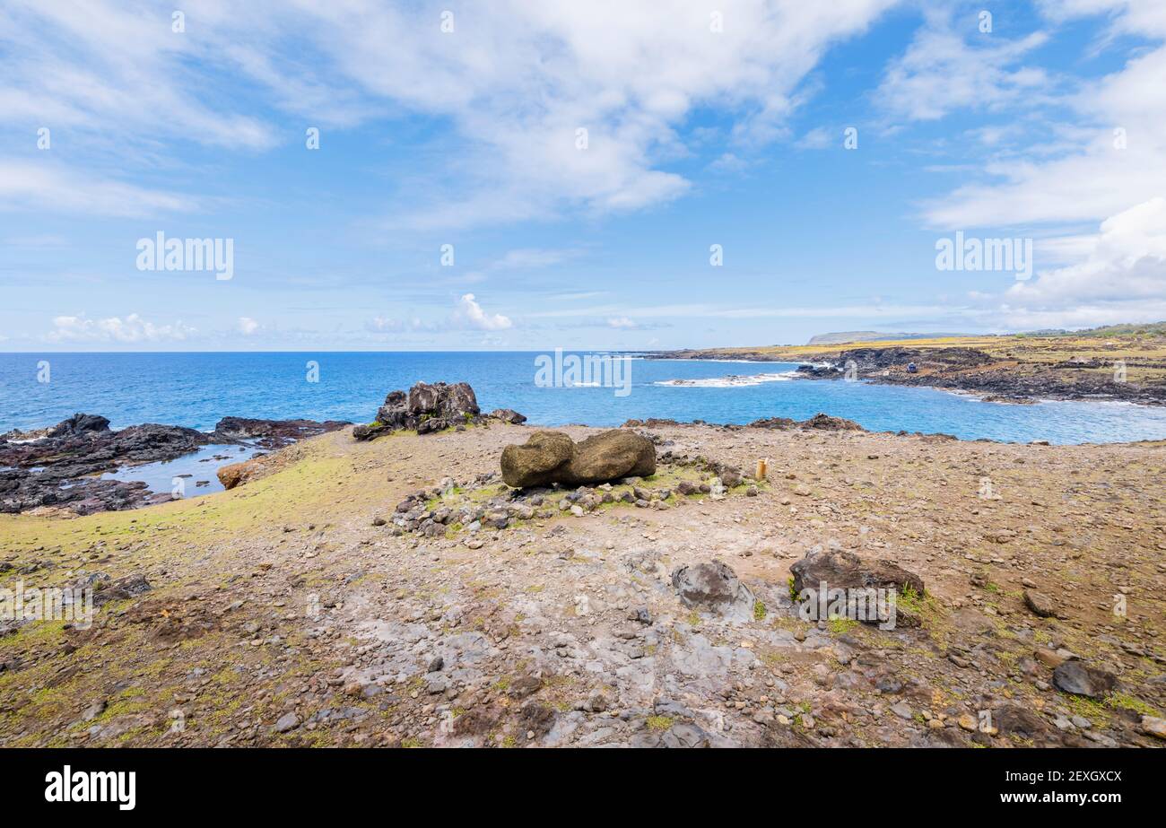 Ein verwitterter gestürzten Moai, der auf dem Boden in einem liegt Ring aus Steinen und Felsen bei Ahu Akahanga auf dem südküste der Osterinsel (Rapa Nui) Chile Stockfoto