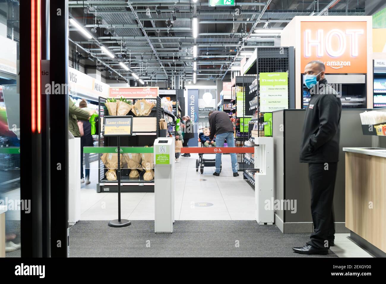 Das Personal am Ausgang des Amazon Fresh , seinem ersten Laden mit "Just Walk Out" im Ealing London, Großbritannien Stockfoto