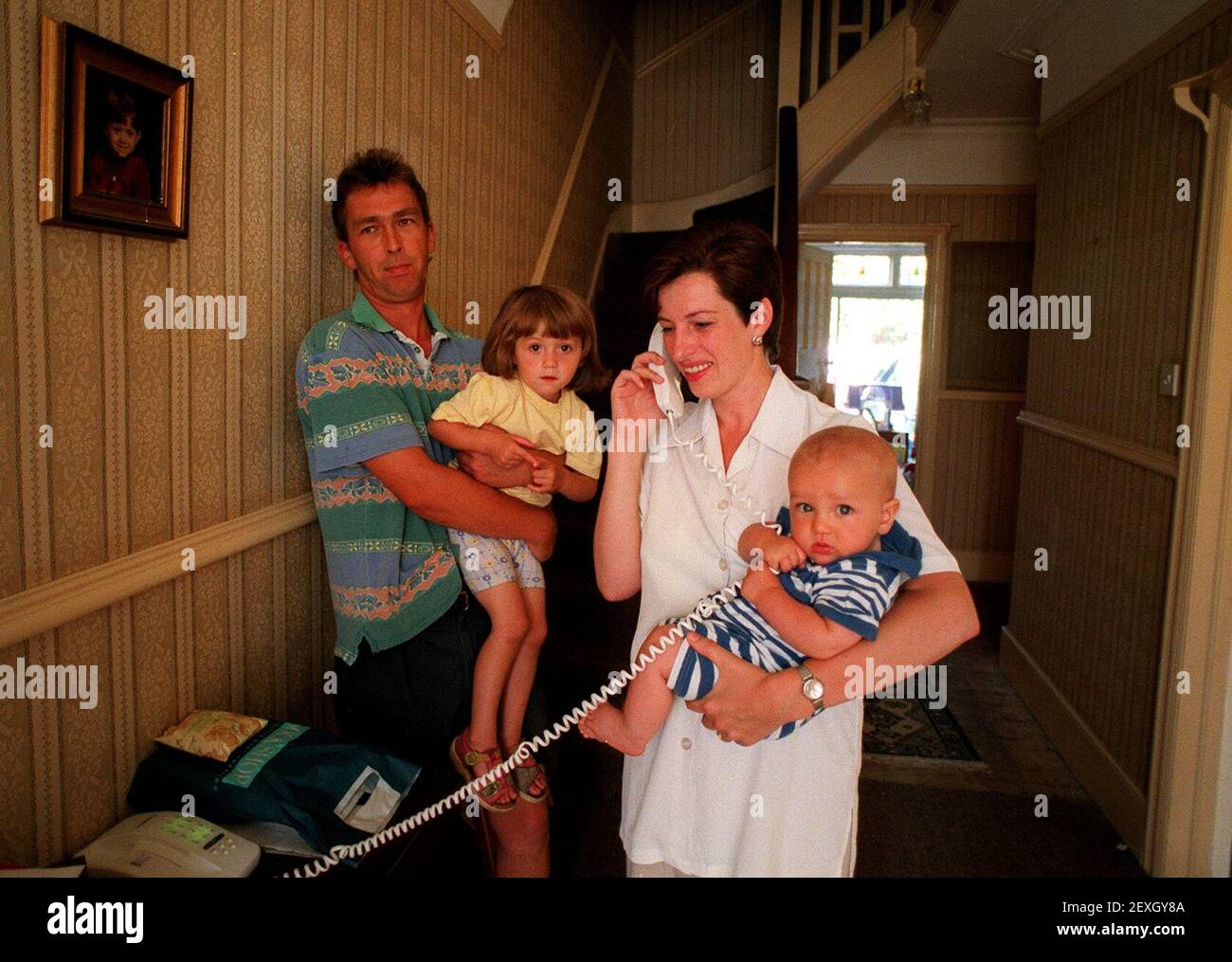 Ruth und Hugh Deans Juli 1999with Kinder Alice im Alter von drei Der sieben Monate alte Harry Stockfoto