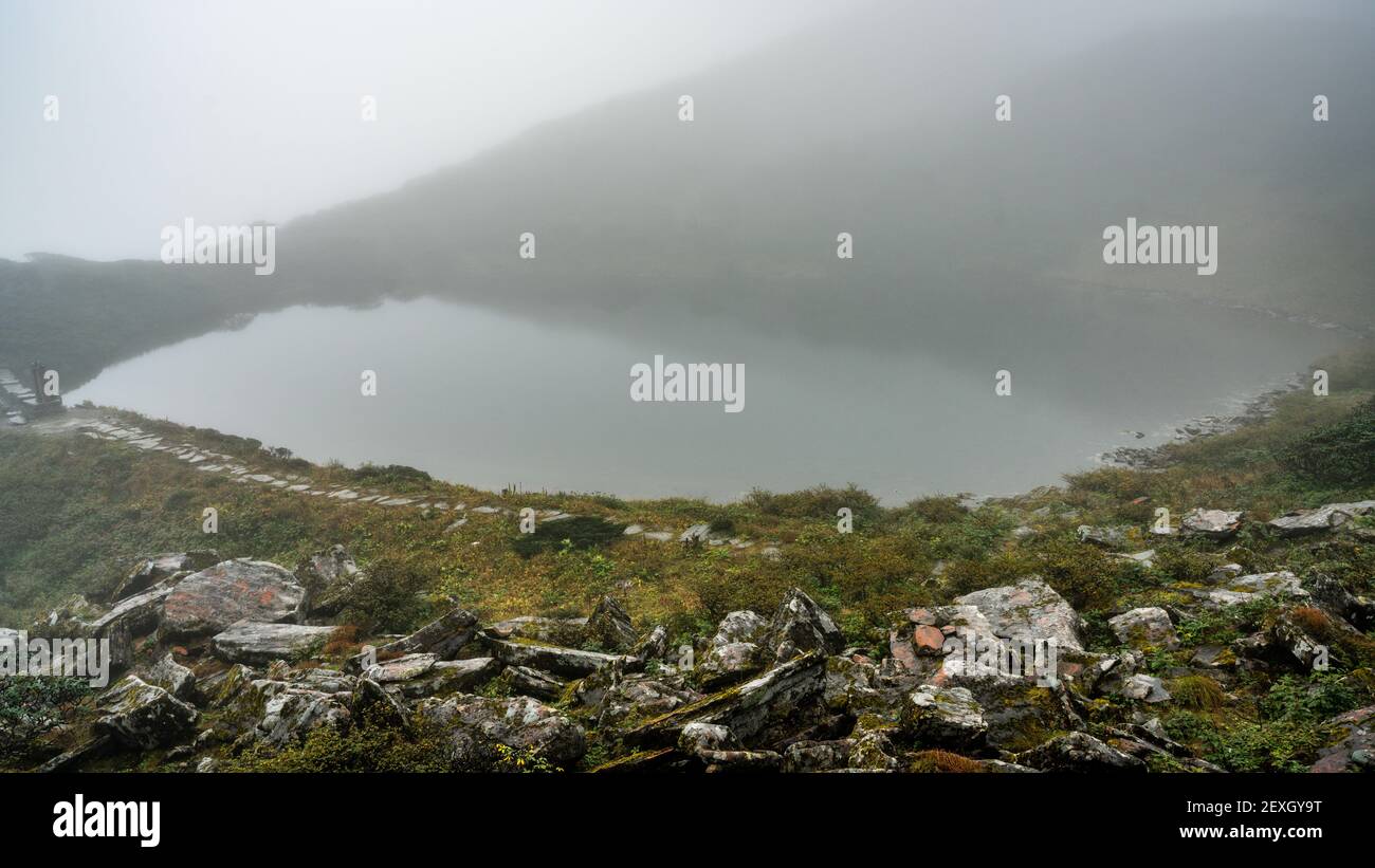 Ximatan Blick auf einen alpinen See bei 3920m hoch auf Cangshan Berg in der Mitte der Wolken an stürmischen regnerischen Wetter Tag In Dali Yunnan China Stockfoto Ximatan Blick auf einen alpinen See bei 3920m hoch auf Cangshan Berg in der Mitte der Wolken an stürmischen regnerischen Wetter Tag In Dali Yunnan China Stockfoto