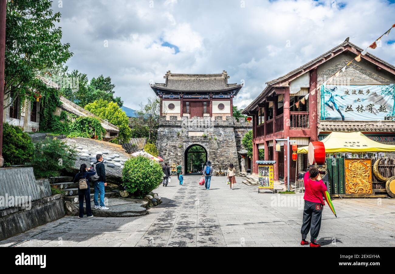 Dali China , 7. Oktober 2020 : Tianlong Babu Film und TV Stadtansicht mit Gebäuden und Menschen in Dali Yunnan China Stockfoto