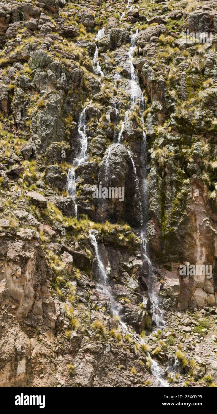 Mitten im Wasserfall auf der Andenseite, Peru Stockfoto