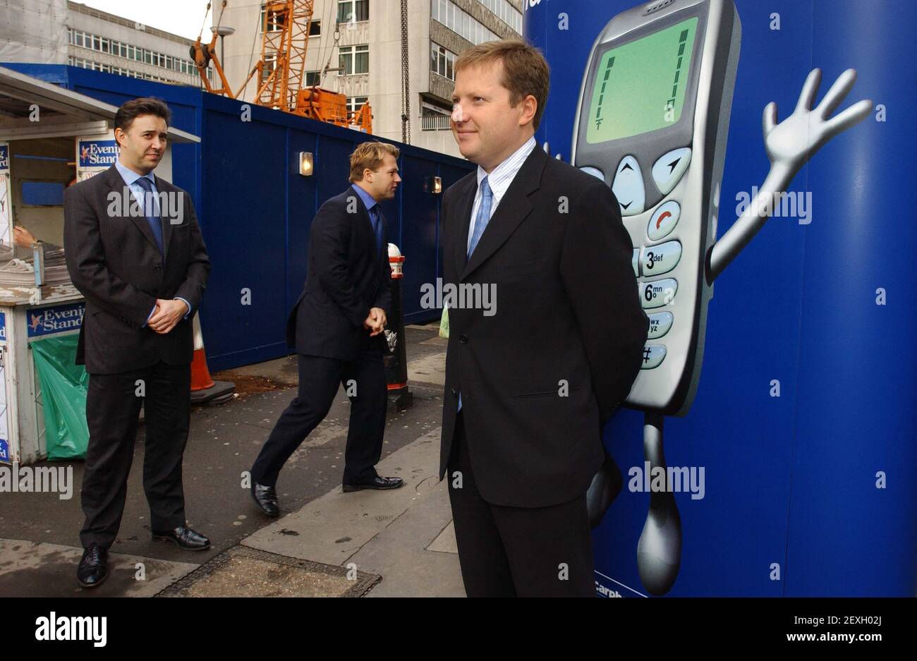 CHARLES DUNSTONE CEO (RECHTS), DAVID ROSS COO (MITTE) UND ROGER TAYLOR CFO VON CARPHONE WAREHOUSE, DIE AM PROFITS,7. NOVEMBER 2001 EIN FOTO VON ANDY PARADISE ANKÜNDIGEN Stockfoto