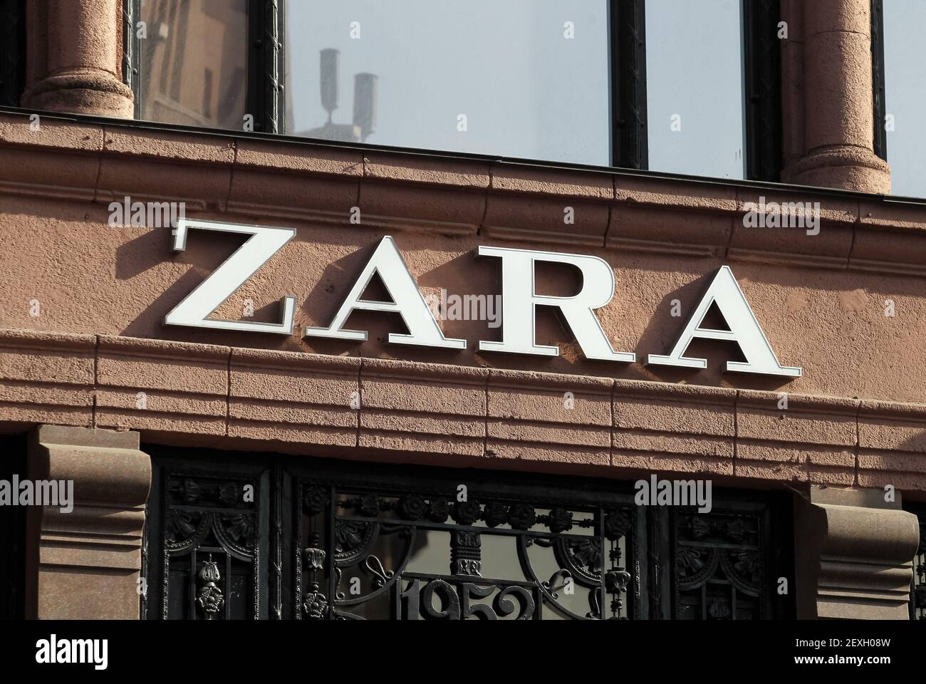 Zara Logo sehen Sie außerhalb seines Unternehmens Geschäft in der Innenstadt. Stockfoto