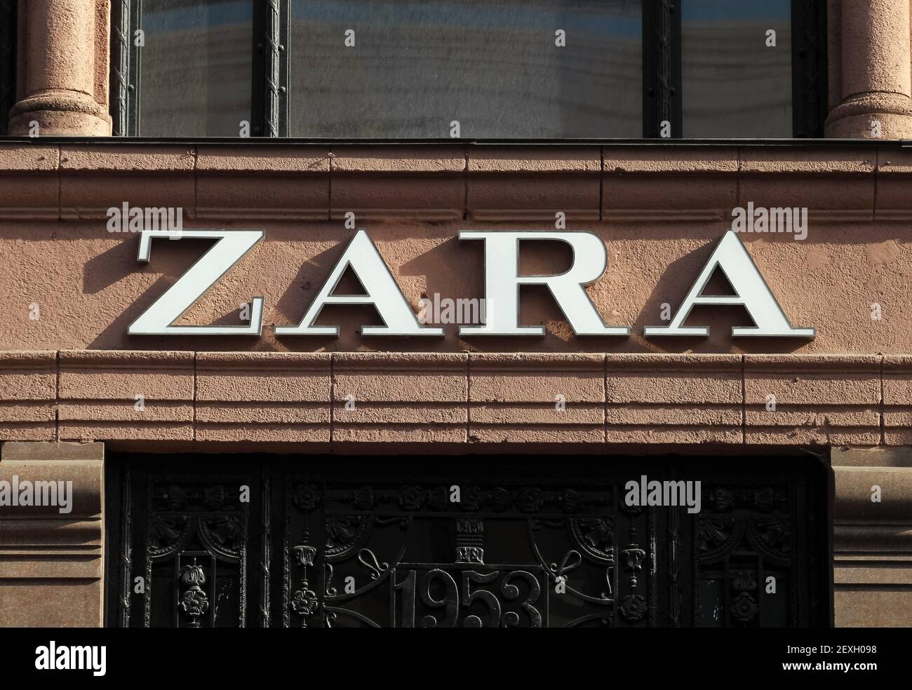 Zara Logo sehen Sie außerhalb seines Unternehmens Geschäft in der Innenstadt. Stockfoto