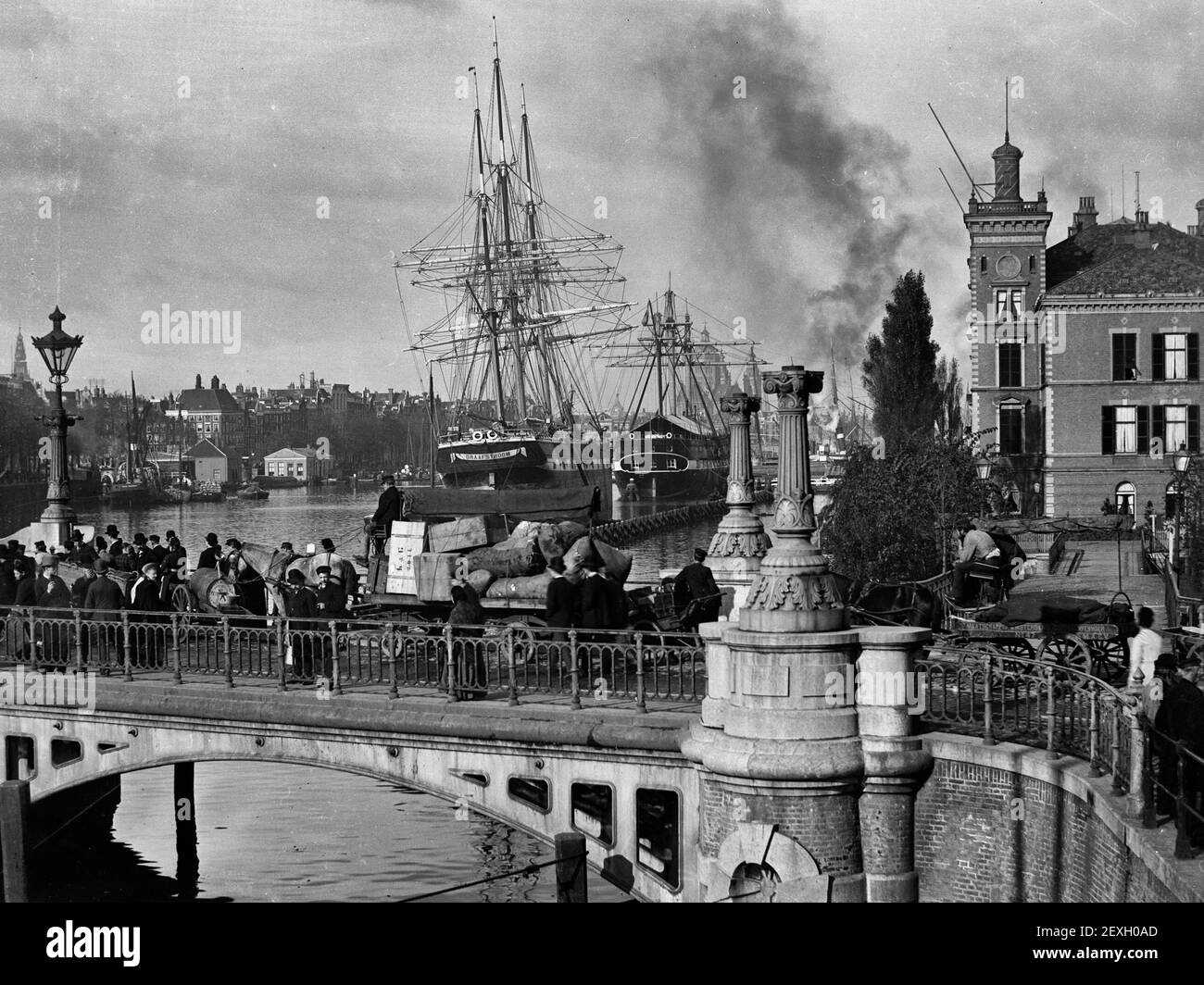 Kattenburgerbrug (Brücke Nr. 274). In westlicher Richtung vom Transferlager des HIJSM nach Prins Hendrikkade (links). Der Graafstroom (links) und das Trainingsschiff de Wassen befinden sich vor der Pfahlreihe der Marine, um 1890 Stockfoto