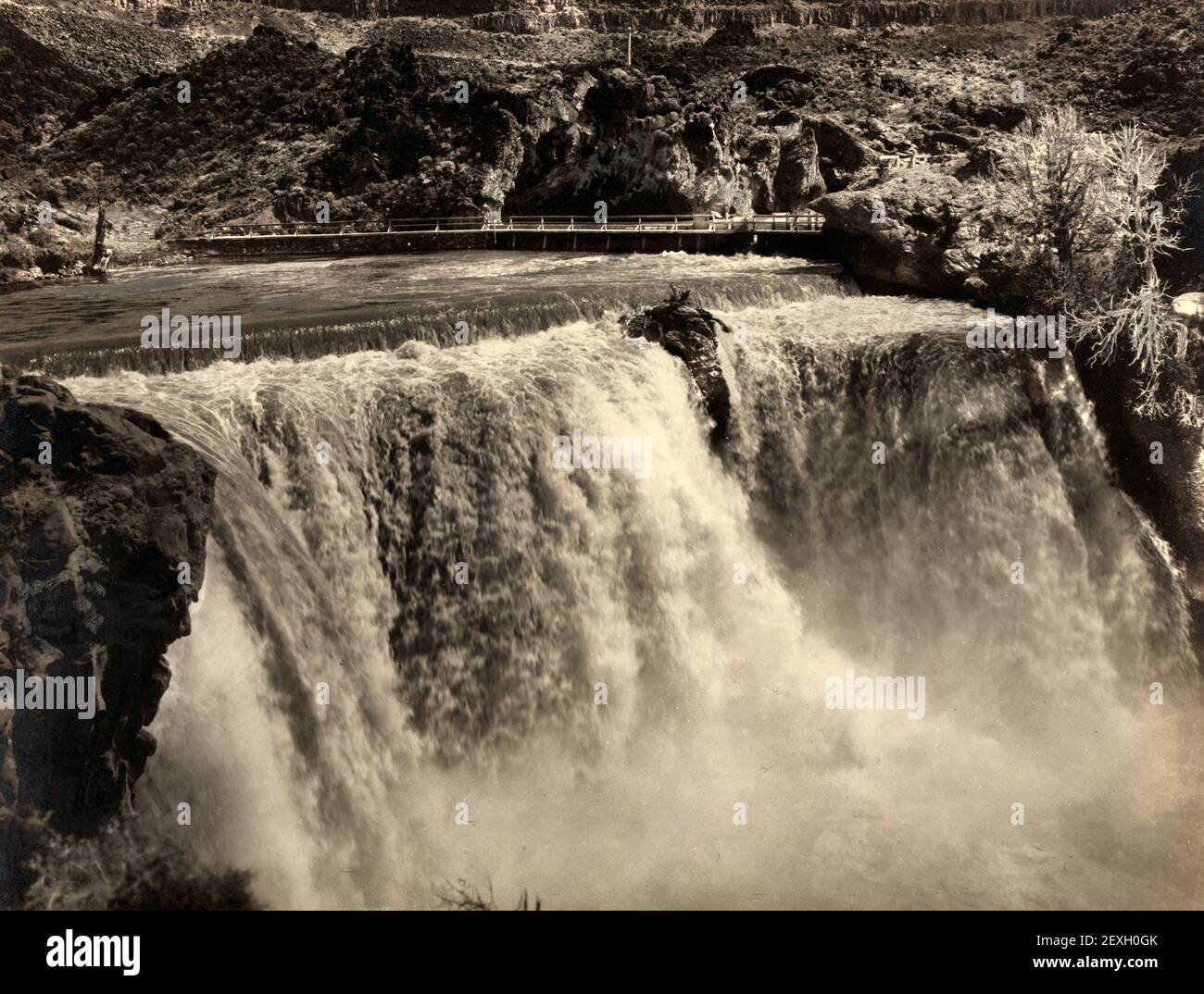 Der Brautschleier - Shoshone Falls - Foto zeigt Nebel, der an den Shoshone Falls aufsteigt, auch Staumauer am Fluss über den Wasserfällen - Clarence Bisbee, um 1920 Stockfoto