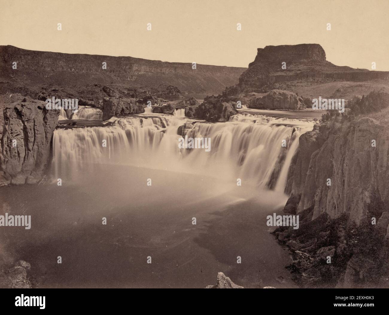 Shoshone Falls, Idaho - Foto zeigt die südliche Hälfte der Shoshone Falls von einem Punkt nahe dem Snake River mit Blick auf die Fälle mit O'Sullivans Zelt in der oberen rechten Ecke - Timothy O'Sullivan, 1874 Stockfoto