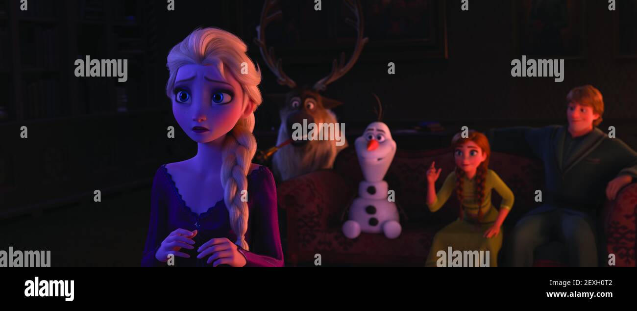 In „Frozen 2“ ist Elsa dankbar, dass ihr Königreich sie annimmt und sie arbeitet hart daran, eine gute Königin zu sein. Tief unten fragt sie sich, warum sie mit magischen Kräften geboren wurde. Die Antworten rufen sie an, aber sie muss sich weit von Arendelle wagen, um sie zu finden. Mit den Stimmen von Idina Menzel, Kristen Bell, Jonathan Groff und Josh Gad eröffnet Walt Disney Animation Studios „Frozen 2“ am 22. November 2019. © 2019 Disney. Alle Rechte Vorbehalten. Stockfoto