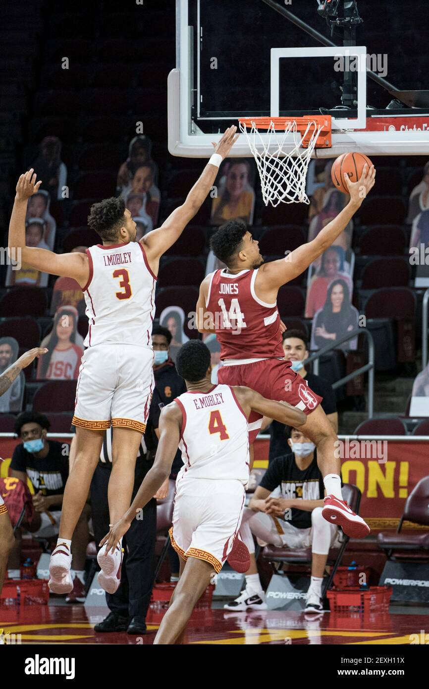 Stanford Cardinal Forward Spencer Jones (14) versucht ein Reverse-Layup Vorbei an Südkalifornien Trojans vorwärts Jesaja Mobley (3) während an NCAA Männer Stockfoto