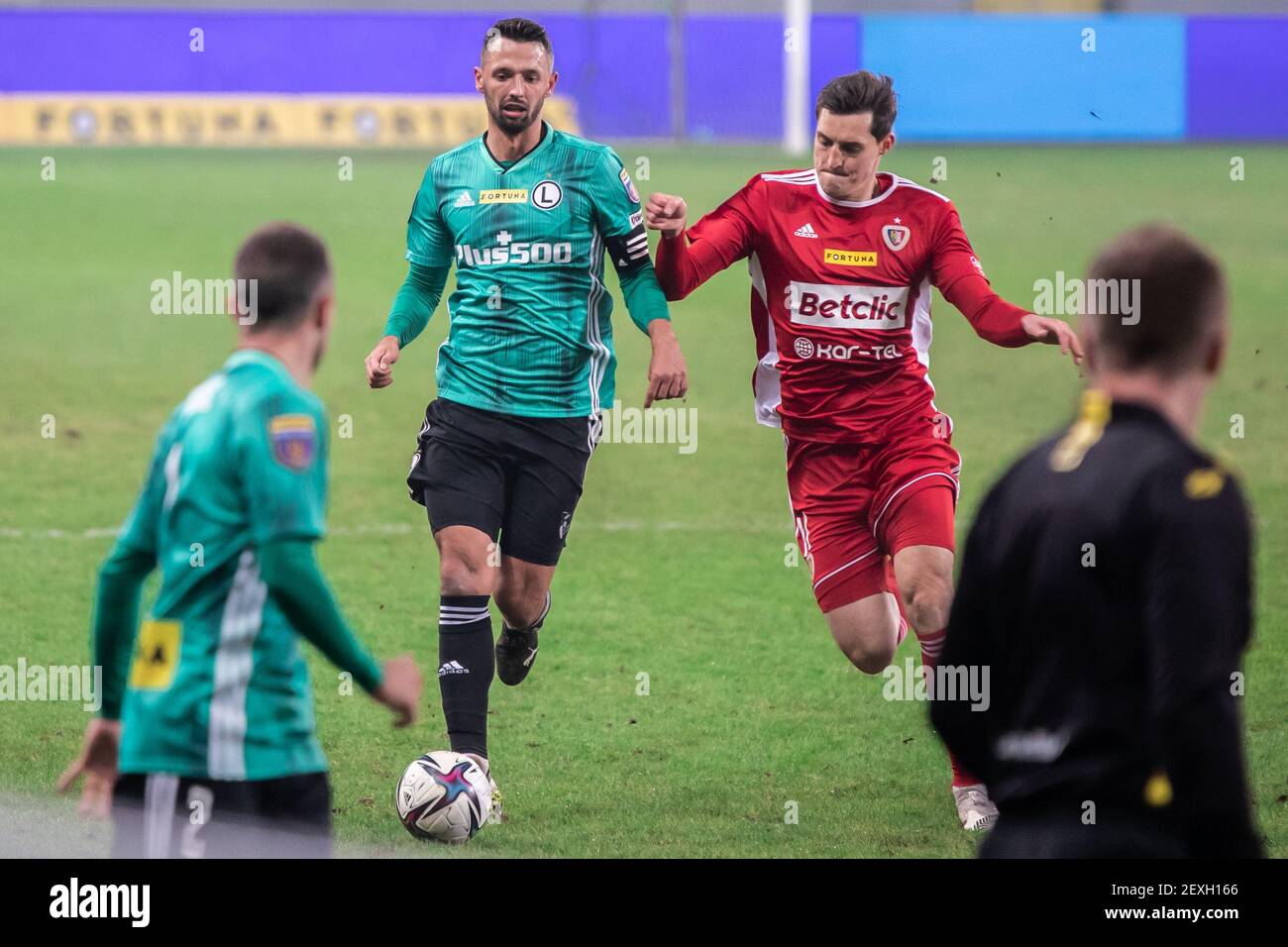 Mateusz Wieteska Von Legia Und Michal Zyro Von Piast Sind In Aktion Wahrend Der Fortuna Polish Cup Viertelfinale Spiel Zwischen Legia Warszawa Und Piast Gliwice Im Marschall Jozef Pilsudski Legia Warsaw Municipal Stadium