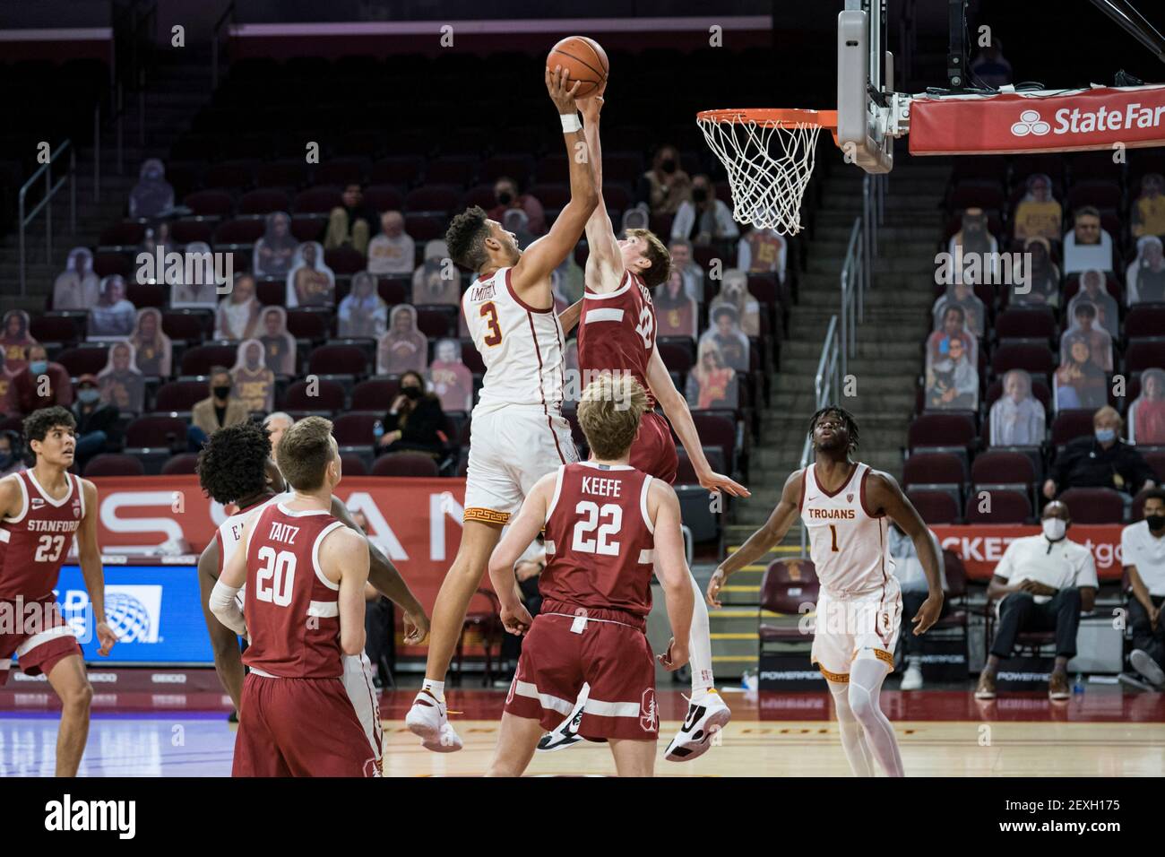 Southern California Trojans Forward Isaiah Mobley (3) wird von Stanford Kardinal Forward Max Murrell (10) während eines NCAA Männer Basketballspiel verteidigt, Stockfoto