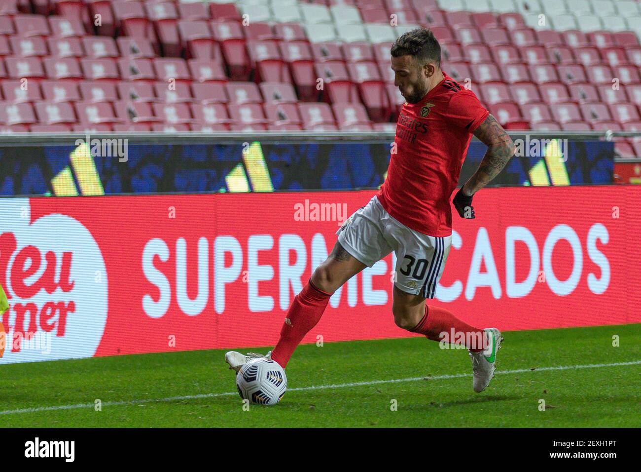 Otamendi Benfica : Otamendi Photos And Premium High Res Pictures Getty Images / He returns to portugal to represent sport lisboa e benfica.