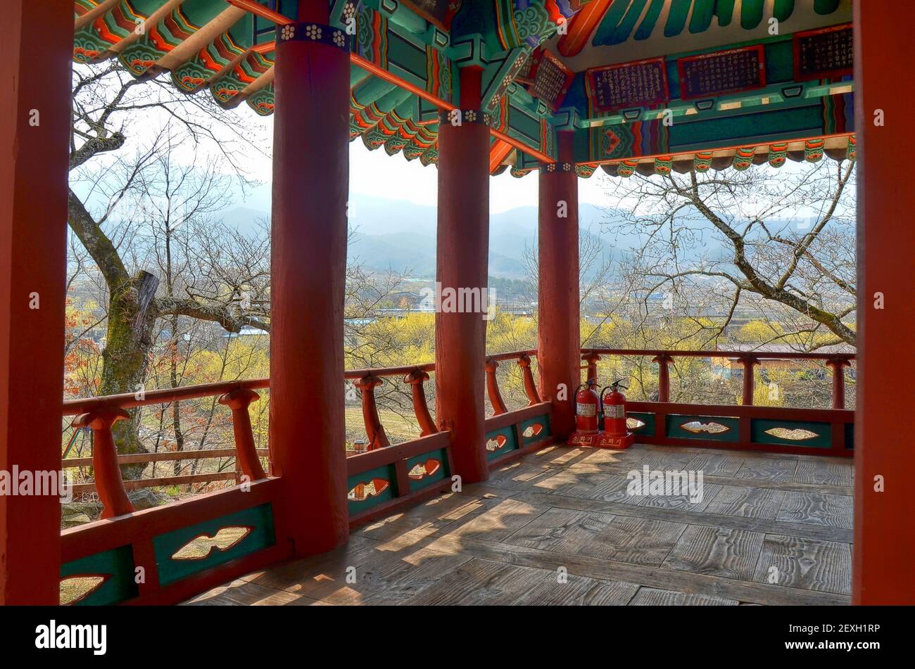 Traditionelle Architektur in Gurye Dorf, während Sansuyu Blumenfest, Südkorea, 03-26-2016 Stockfoto