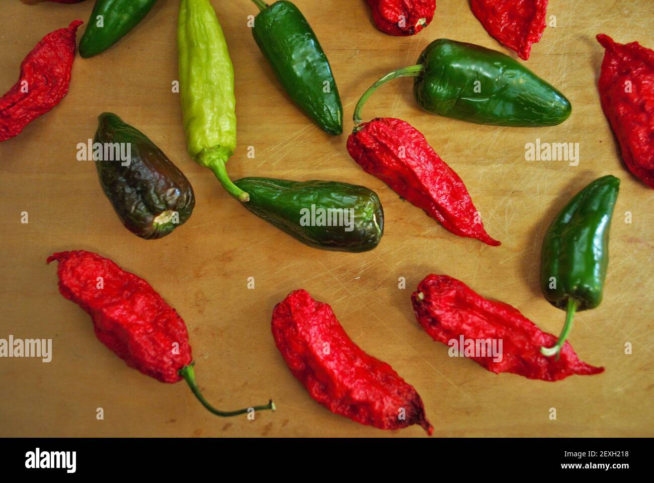 Frisch, jalapeno, habanero, Bananenpfeffer, Pfeffer, scharf, Banane, Holz, Hintergrund, Holz Hintergrund, Lebensmittel, Lebensmittel Hintergrund, frische Paprika, Garten, Bauernhof, Stockfoto