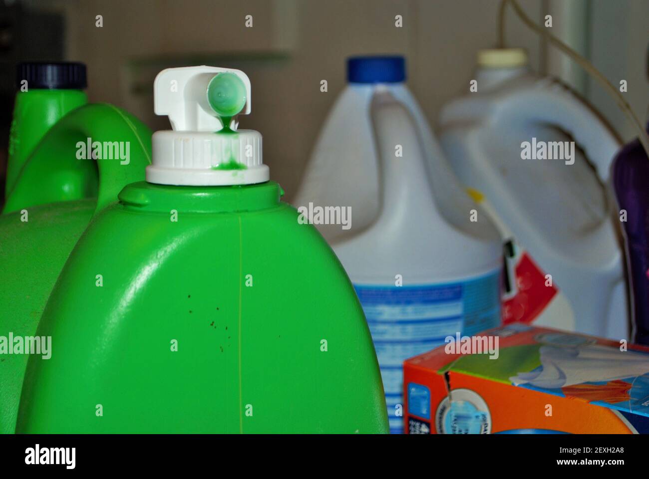 Nahaufnahme der Wäsche Waschmittel Weichspüler Bleichmittel und Trockner  Blätter In einer Waschküche im Keller Stockfotografie - Alamy
