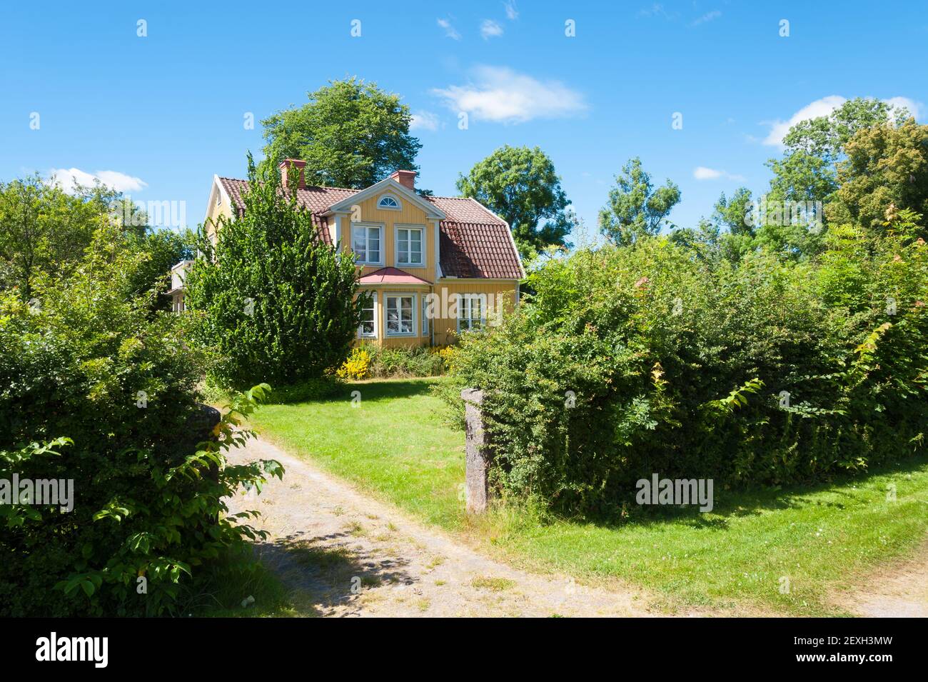 Gelbes Holzhaus in Schweden Stockfoto