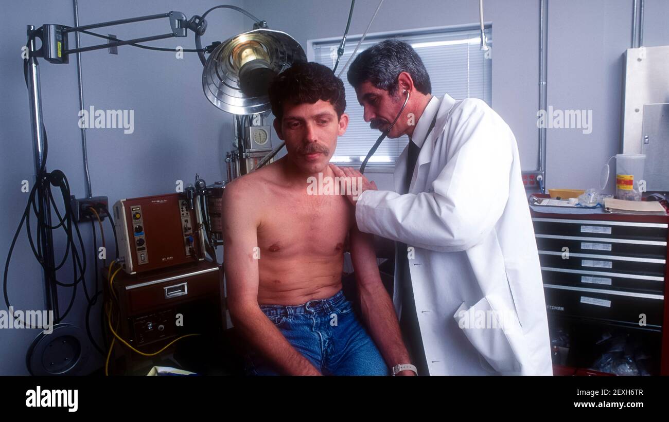 Atlanta, GA, USA. Januar 2019, 10th. Arzt im Veterans Administration Hospital untersucht Patienten, der HIV-positiv ist inmitten von AIDS-Epidemie c. 1986 (Bild: © Robin RayneZUMA Wire) Stockfoto