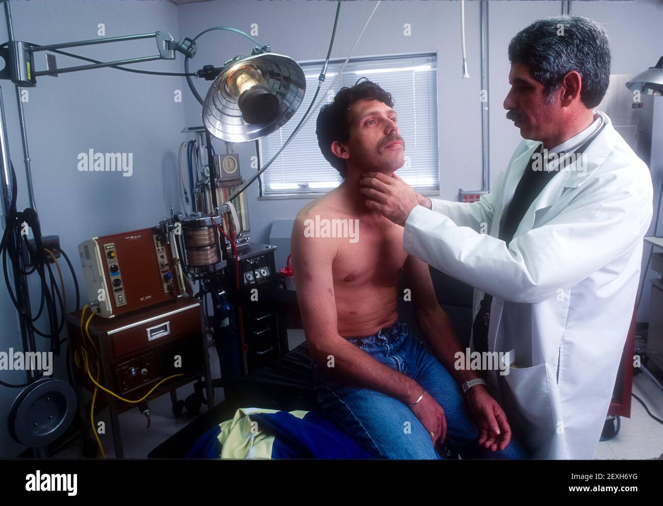 Atlanta, GA, USA. Januar 2019, 10th. Arzt im Veterans Administration Hospital untersucht Patienten, der HIV-positiv ist inmitten von AIDS-Epidemie c. 1986 (Bild: © Robin RayneZUMA Wire) Stockfoto