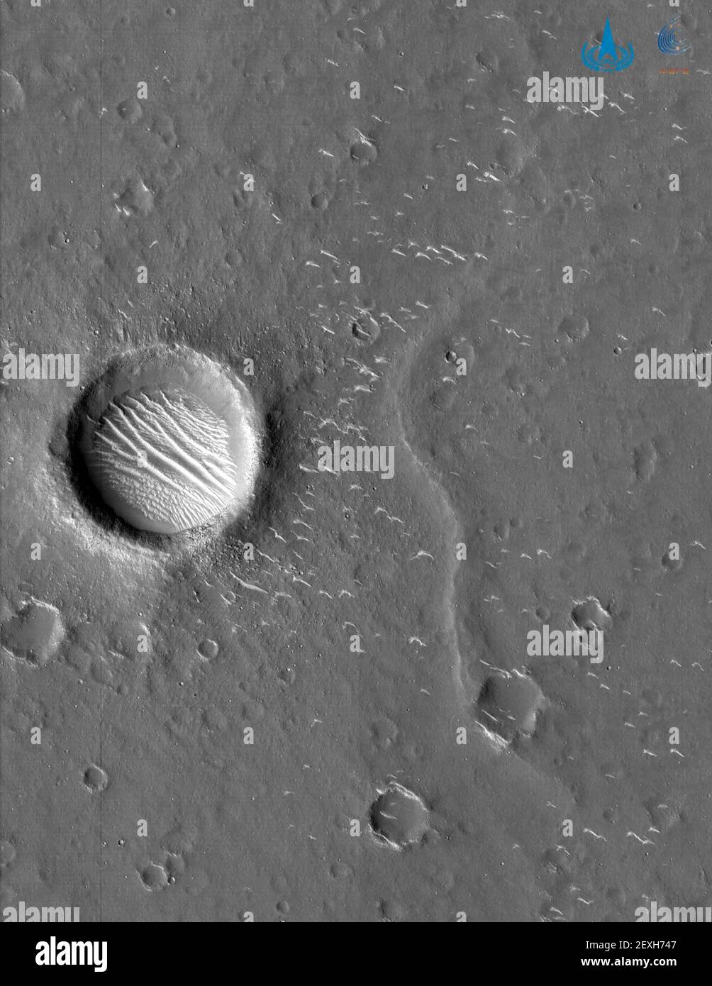 (210305) -- PEKING, 5. März 2021 (Xinhua) -- Foto veröffentlicht am 4. März 2021 von der China National Space Administration (CNSA) zeigt ein hochauflösendes Bild des Mars von der Tianwen-1-Sonde des Landes aufgenommen. Die CNSA veröffentlichte am Donnerstag hochauflösende Marsbilder, die von der Tianwen-1-Sonde des Landes aufgenommen wurden. Diese Bilder enthalten zwei panchromatische Bilder und ein Farbbild, sagte die CNSA. (CNSA/Handout über Xinhua) Stockfoto