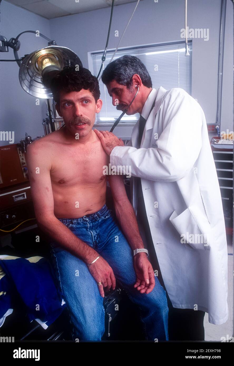 Atlanta, GA, USA. Januar 2019, 10th. Arzt im Veterans Administration Hospital untersucht Patienten, der HIV-positiv ist inmitten von AIDS-Epidemie c. 1986 (Bild: © Robin RayneZUMA Wire) Stockfoto