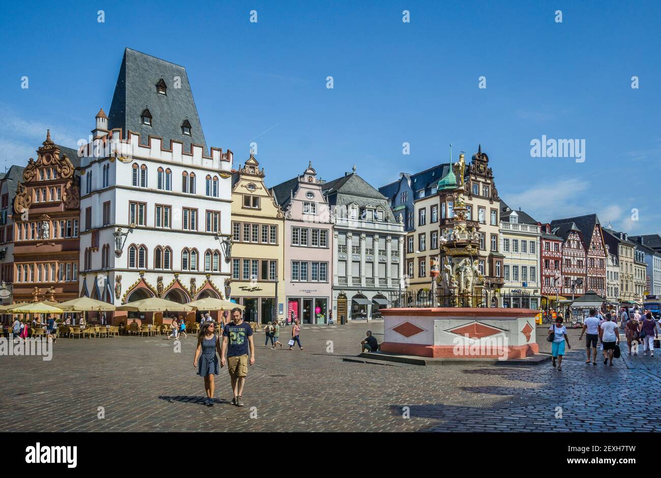 Hauptmarkt Hauptmarktplatz der Altstadt von Trier mit Marktbrunnen, vor dem Hintergrund von Hausfassaden aus der Renaissance, Baroq Stockfoto