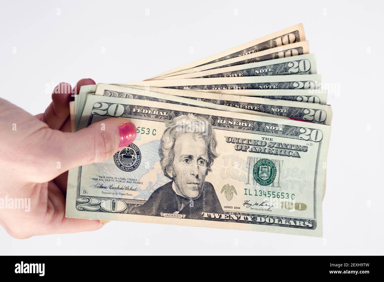 Weibliche Hand hält Zahlung Währung zwanzig Dollar Bargeld Rücken grün Stockfoto