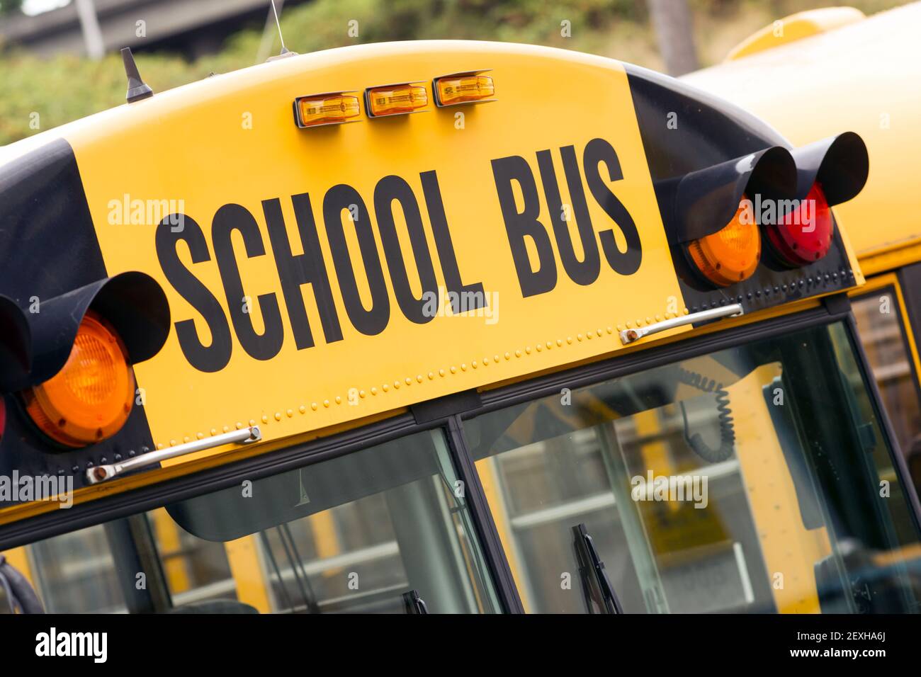 Schulbus Kinderträger Grundbildung Transport Blinklichter Stockfoto