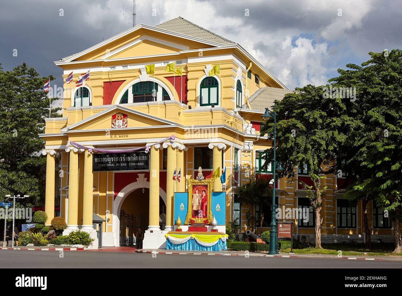 Ratchawonlop Building. Das 1922 eröffnete Gebäude beherbergt das Territorial Defence Command und das Rama VI Museum. Stockfoto