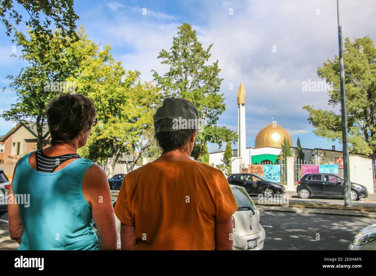 Christchurch, Neuseeland. März 2021, 05th. Zwei Touristen von Christchurch stehen gegenüber der Al Noor Moschee, sie sagten, sie seien schockiert zu hören, dass jemand wahnsinnige Terrordrohungen gegen die Moschee hatte, Am kommenden 15th. März wurde EIN 27-jähriger Mann in Gewahrsam genommen, nachdem er Terrordrohungen mit Autobomben zum Sprengen von Moscheen am kommenden 15th. März anlässlich der 2019 Anschläge, bei denen 51 Gläubige ums Leben kamen, gemacht hatte. Kredit: SOPA Images Limited/Alamy Live Nachrichten Stockfoto