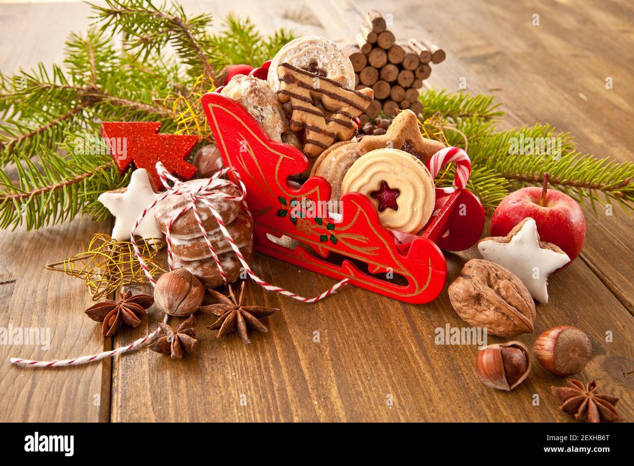 Kleiner Schlitten mit Keksen Stockfoto