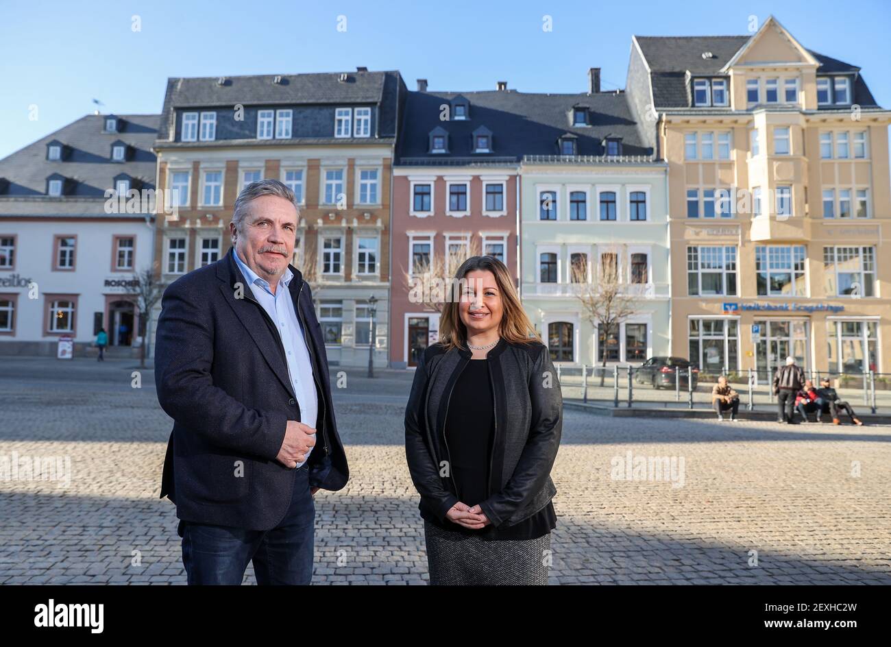 Annaberg Buchholz, Deutschland. März 2021, 01st. Bürgermeister Rolf Schmidt (Freie Wähler) und Schatzmeisterin Anke Hanzlik stehen auf dem Markt. Geschlossene Geschäfte, verlassene Museen und Unternehmen auf Kurzarbeit, Corona lähmt das öffentliche Leben. Das verursacht auch für die Kommunen in Sachsen Probleme, die sich gut entwickelt haben. Quelle: Jan Woitas/dpa-Zentralbild/dpa/Alamy Live News Stockfoto