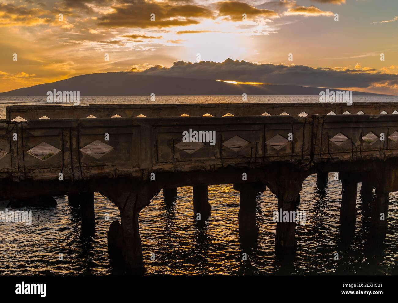 Sonnenuntergang über Lanai und dem historischen Mala Wharf, Lahaina, Maui, Hawaii, USA Stockfoto