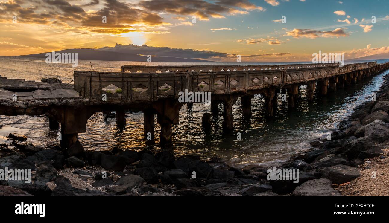 Sonnenuntergang über Lanai und dem historischen Mala Wharf, Lahaina, Maui, Hawaii, USA Stockfoto