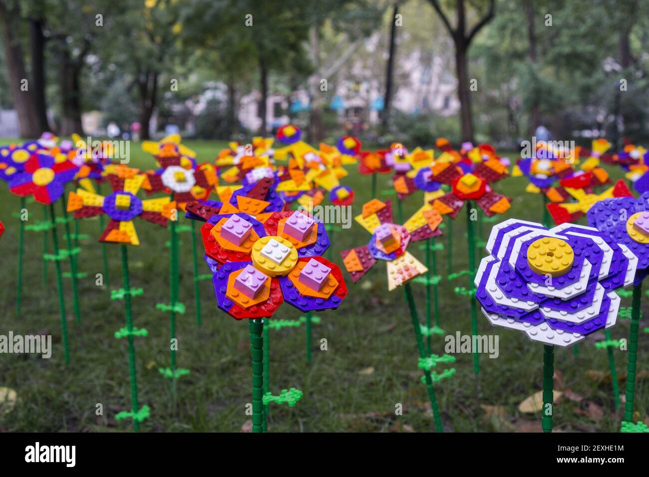 Ein Garten von Lego-Blumen sind im Madison Square Park in New York feiert  die Eröffnung eines neuen Lego Store gepflanzt Stockfotografie - Alamy