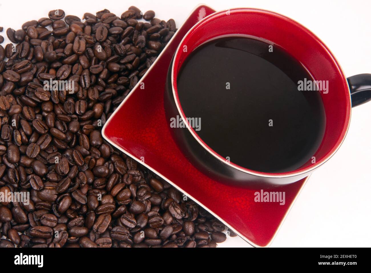 Mocha Java rote Porzellan Coffe Cup sitzen in gerösteten Bohnen Stockfoto