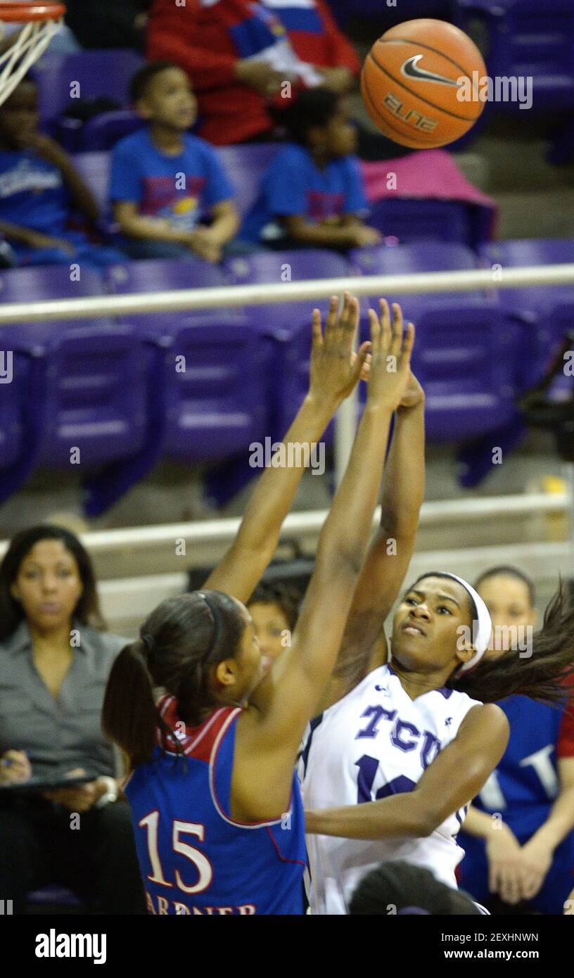 TCU Horned Frogs Wache Zahna Medley (14) schießt über Kansas Jayhawks vorwärts Chelsea Gardner (15) während der ersten Hälfte am Daniel-Meyer Coliseum in Fort Worth, Texas, am Mittwoch, 8. Januar 2014. (Max Faulkner/Fort Worth Star-Telegram/MCT/Sipa USA) Stockfoto