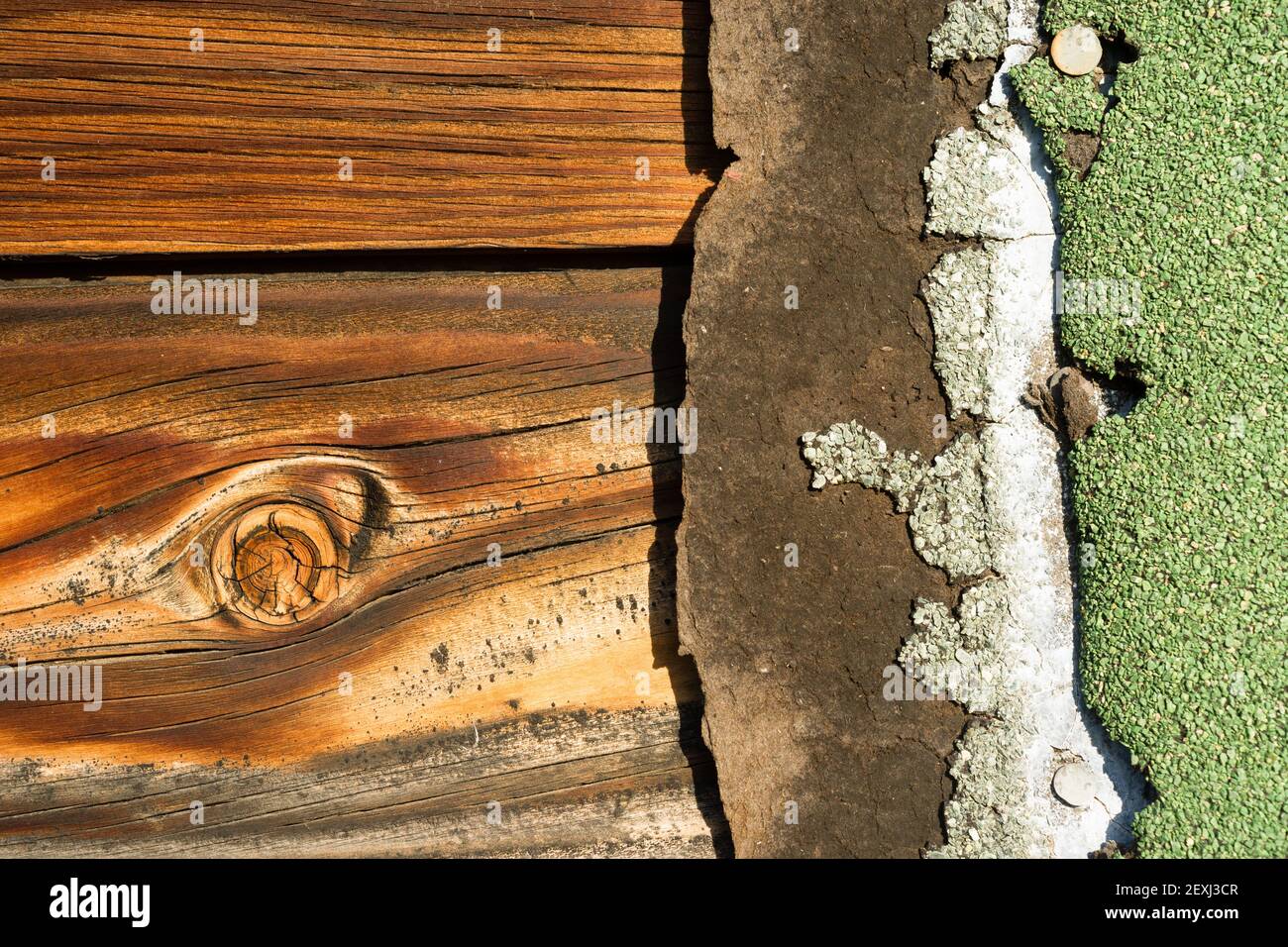 Knoty Pine Board Verwittertes Holz Asphalt Schindeldach Siding House Stockfoto