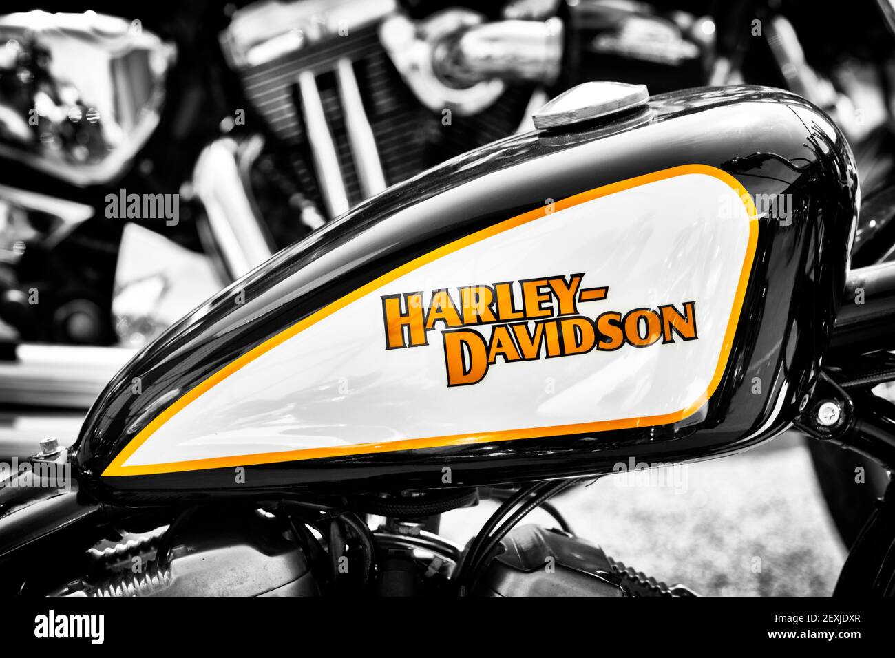 Harley Davidson Sporster Motorrad-Benzintank. Schwarz und Weiß mit Volltonfarbe Stockfoto