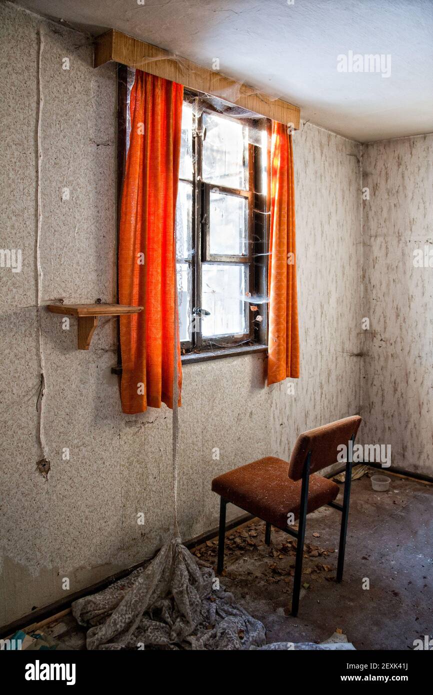 Stuhl vor dem Fenster Stockfoto