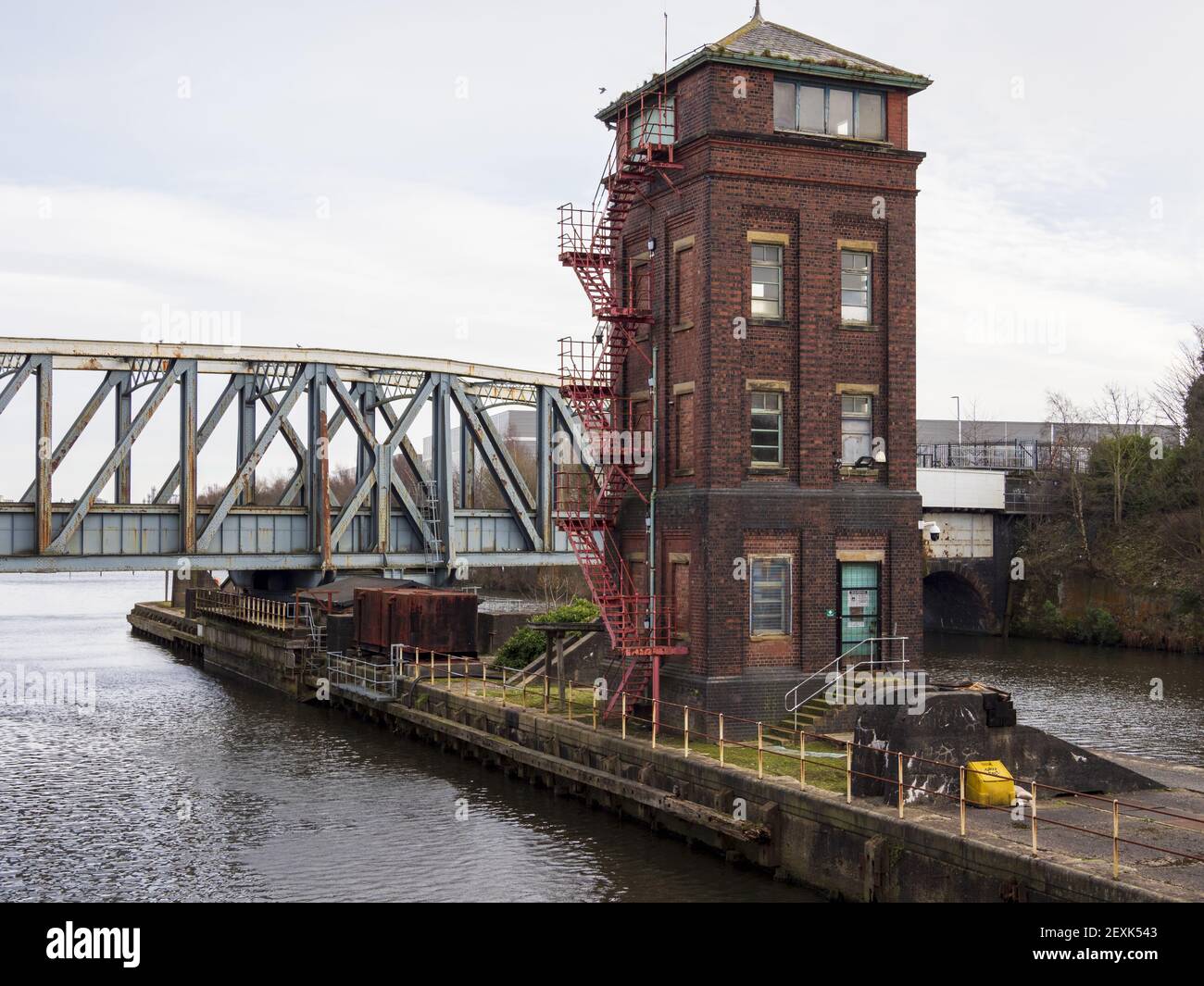 MANCHESTER, VEREINIGTES KÖNIGREICH - Feb 13, 2021: Barton Swing Road und Kanalbrücke über den Mnachester Schiffskanal Stockfoto