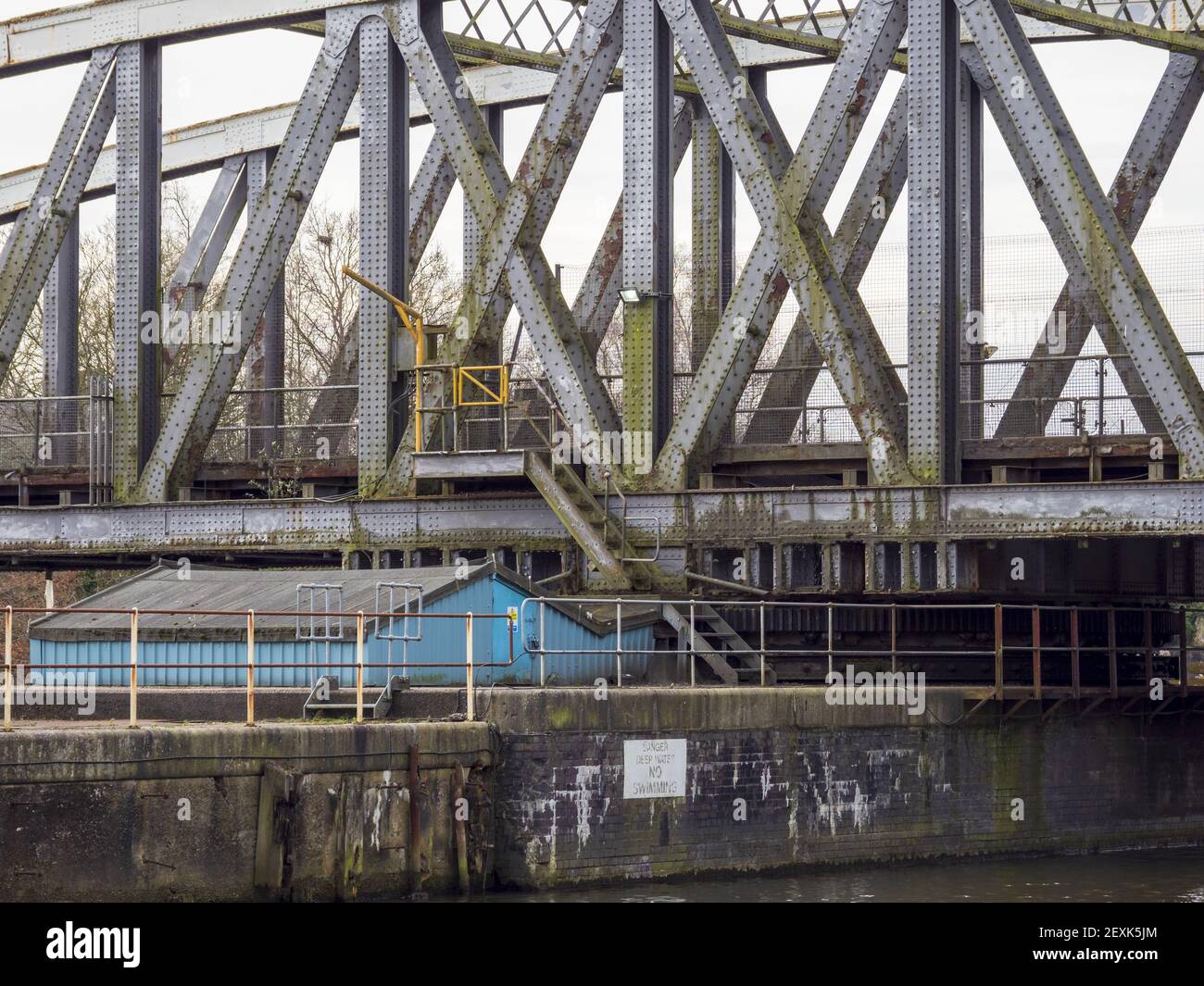 MANCHESTER, VEREINIGTES KÖNIGREICH - Feb 13, 2021: Barton Swing Road und Kanalbrücke über den Mnachester Schiffskanal Stockfoto
