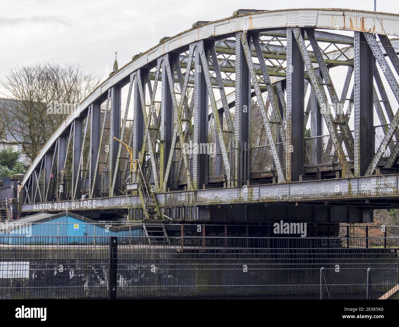 MANCHESTER, VEREINIGTES KÖNIGREICH - Feb 13, 2021: Barton Swing Road und Kanalbrücke über den Mnachester Schiffskanal Stockfoto
