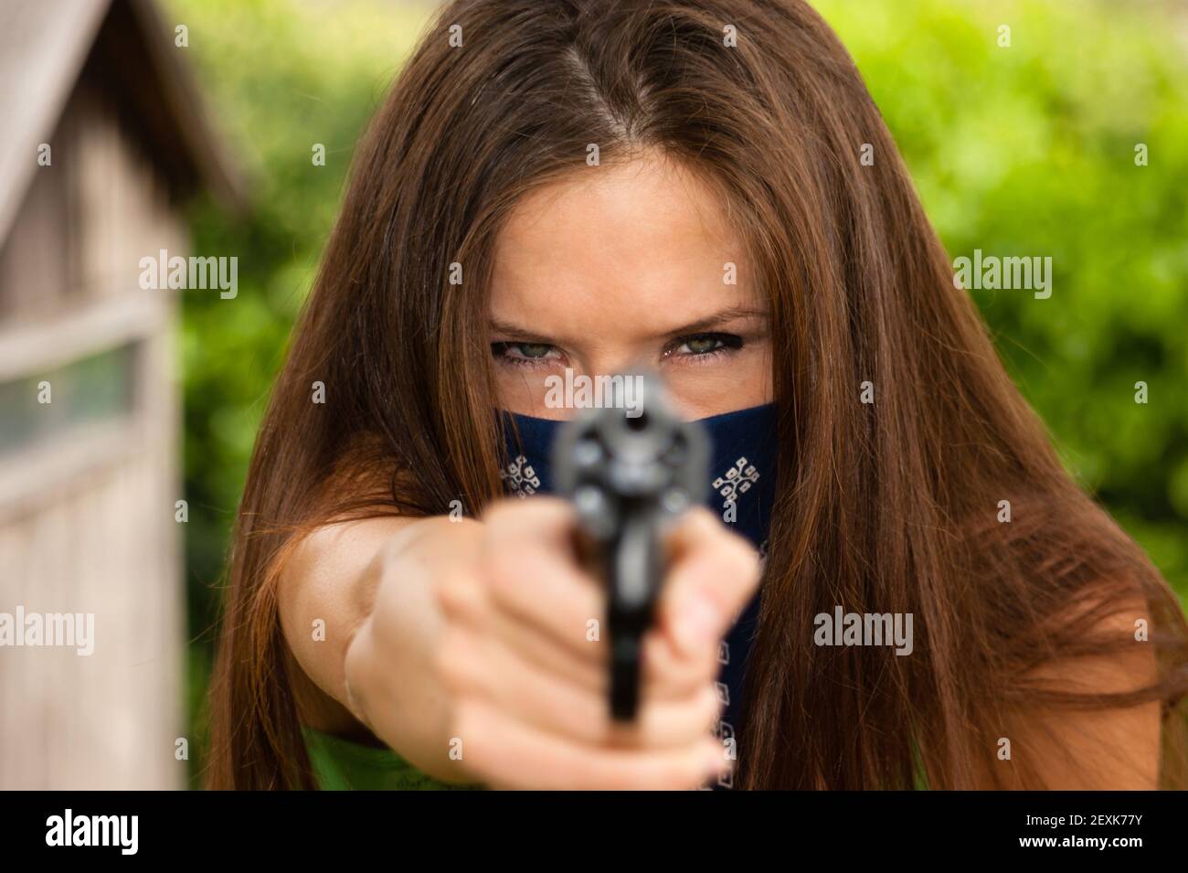 Weiblich-Bandit-Punkte Snub Nase Revolver Pistole Waffe Stockfoto