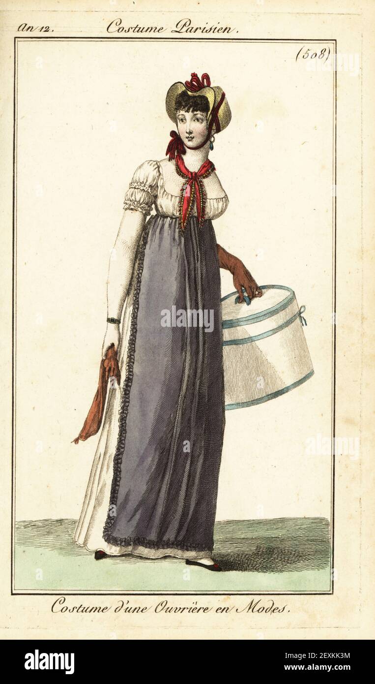 Frau, die in der Modebranche arbeitet. Sie trägt eine Strohhaube, Fichu, Tablier Schürze über niedrig geschnittenem Kleid, und trägt eine Hutbox. Costume d'une ouvriere en Modi. Handkolorierter Kupferstich aus Pierre de la Mesangeres Journal des Dames et des Modes, Magazine of Women and Fashion, Paris, an 12, November 1803. Illustrationen von Carle Vernet, Jean-Francois Bosio, Dominique Bosio und Philibert Louis Debucourt, gestochen von Pierre-Charles Baquoy. Stockfoto