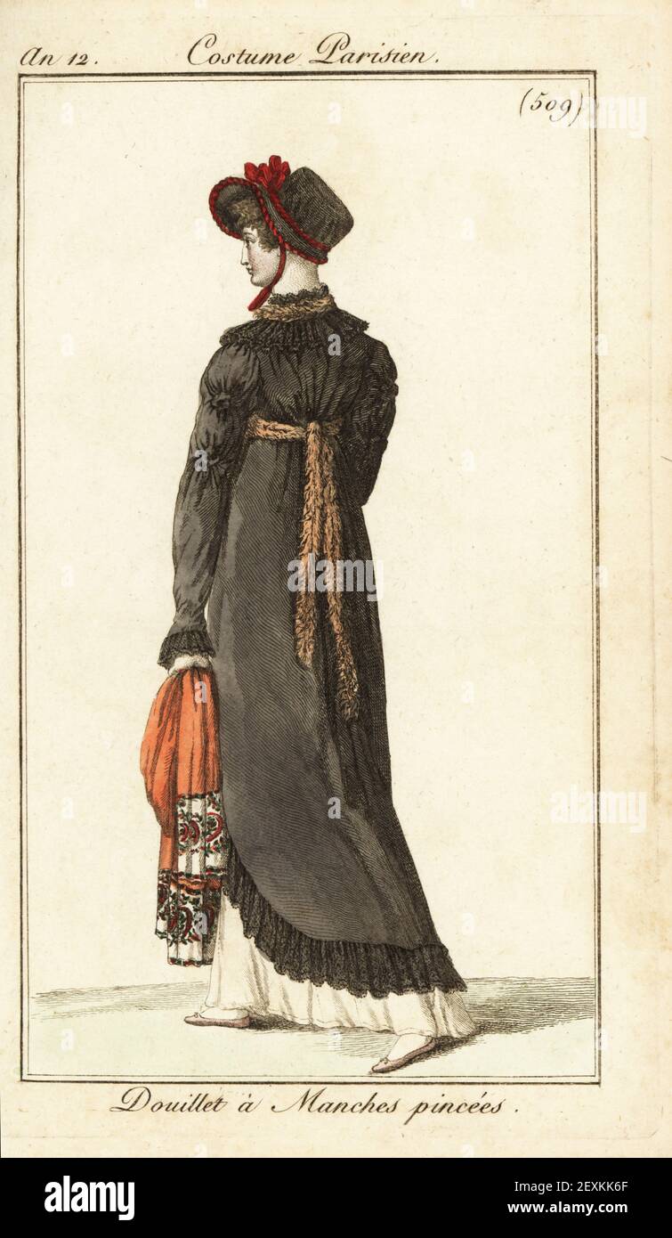 Frau im kuscheligen Mantel mit verliebten Ärmeln, Haube und besticktem Schal. Douillette a Manches Zange. Handkolorierter Kupferstich aus Pierre de la Mesangeres Journal des Dames et des Modes, Magazine of Women and Fashion, Paris, an 12, November 1803. Illustrationen von Carle Vernet, Jean-Francois Bosio, Dominique Bosio und Philibert Louis Debucourt, gestochen von Pierre-Charles Baquoy. Stockfoto