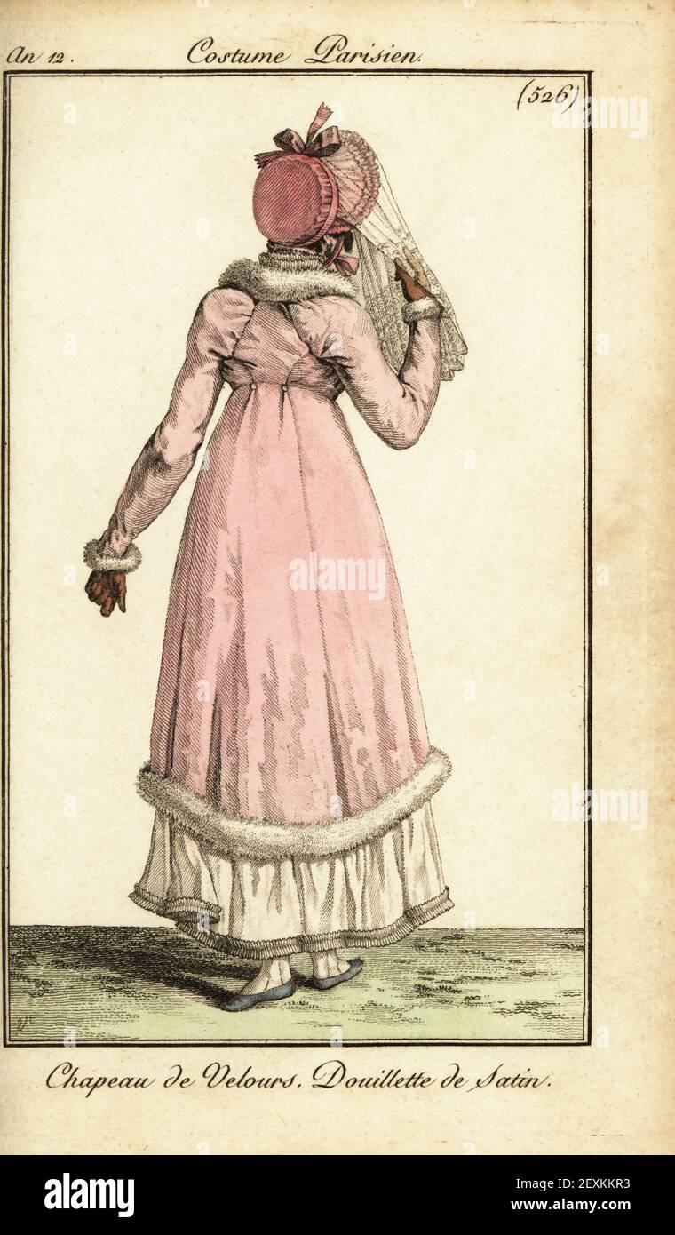 Rückansicht einer Frau in einem Samthut mit Spitze Schleier, rosa Satin kuscheligen Mantel, weißen Musselin Kleid. Chapeau de Velours, Douillette de Satin. Handkolorierter Kupferstich nach Carle Vernet aus Pierre de la Mesangeres Journal des Dames et des Modes, Magazine of Women and Fashion, Paris, an 12, 1803. Stockfoto