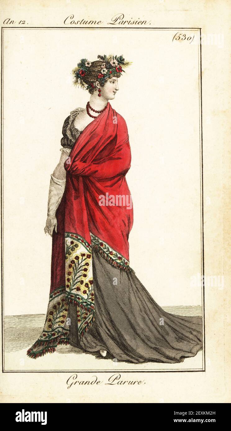 Frau in sehr formelle Kleidung. Sie trägt Blumen in ihrer geflochtenen Frisur, Samttuch mit gestickten Enden, niedrig geschnittenes Kleid, Korallenkette und Handschuhe. Handkolorierter Kupferstich aus Pierre de la Mesangeres Journal des Dames et des Modes, Magazine of Women and Fashion, Paris, an 12, Februar 1804. Illustrationen von Carle Vernet, Jean-Francois Bosio, Dominique Bosio und Philibert Louis Debucourt, gestochen von Pierre-Charles Baquoy. Stockfoto